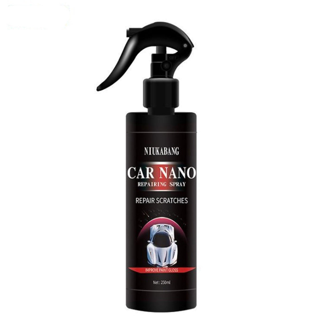 Mann sprayer Bil Nano Reparationsspray på billakk for riperfjerning og hydrofobisk beskyttelse.