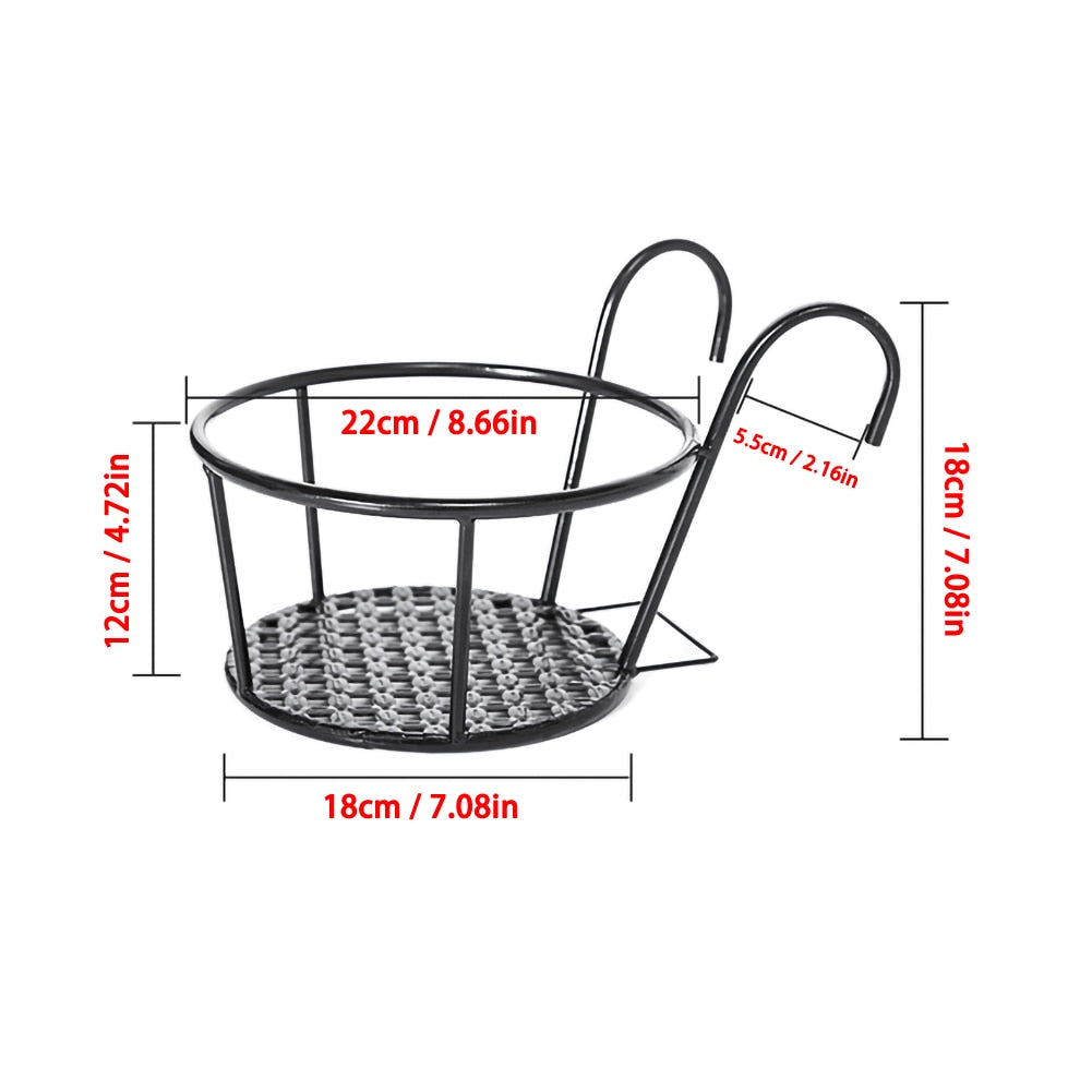 DIY hengepotteholder for potteplanter. Hvitt plantestativ for balkong og hage.