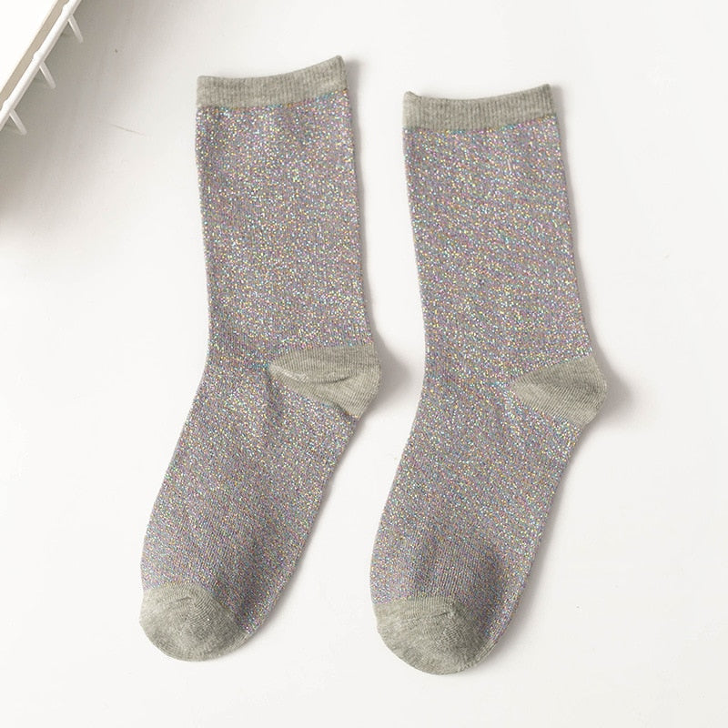 Kvinners glitrende sokker stylet med stilige sko, fremhever et trendy og moderne tilbehør.