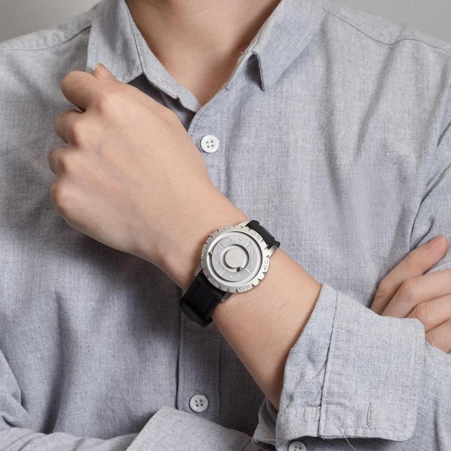 Svart design Menns Magnetisk Ballklokke, et statement armbåndsur som kombinerer mote og innovasjon.