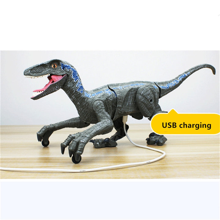 Nærbilde av tekstur og detaljer på den realistiske RC Velociraptor dinosaurleken. En flott gave for jenterommet.