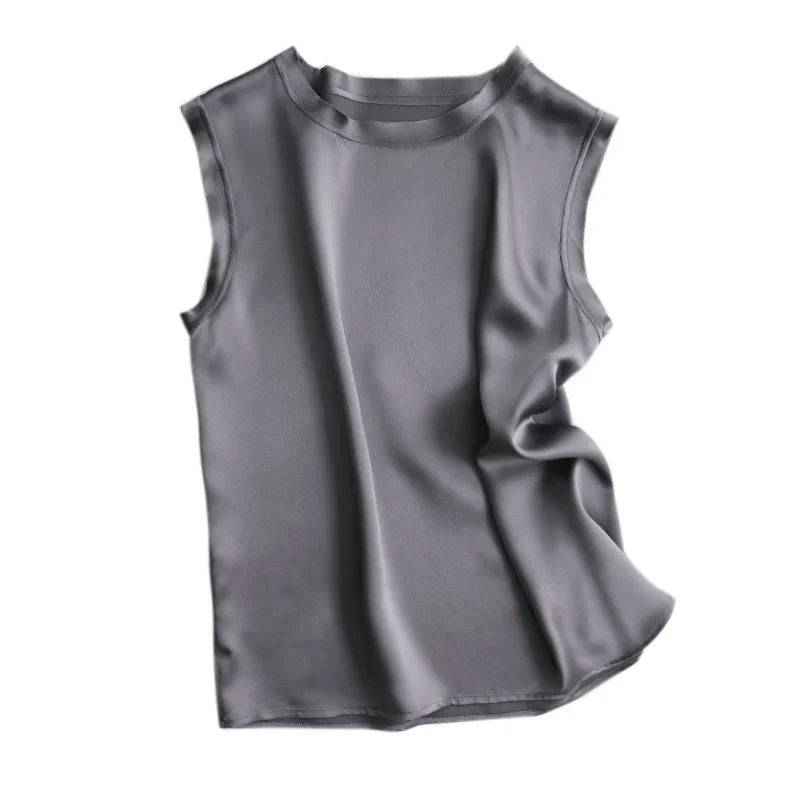 Dame singlet i 100% ren silke med skinnende satinfinish. En elegant og allsidig sommer topp.