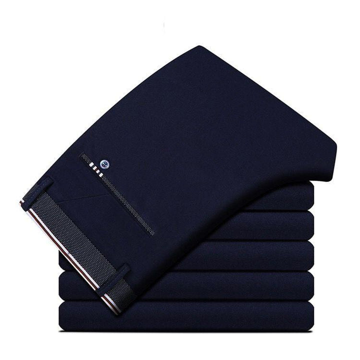 En modell iført marineblå slim fit stretchbukser, viser fleksibilitet og stil i bevegelse.