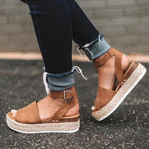 Elegante justerbare sommersandaler. Kvinner's espadrille-sandaler med kilehæl.