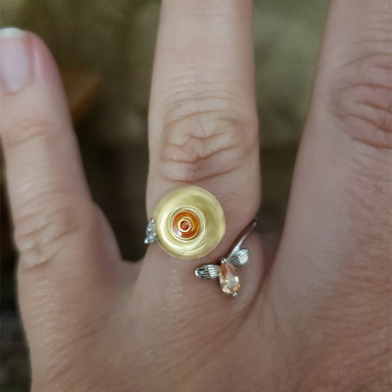 Nærbilde av solsikke angstring med roterende midtdel, perfekt for stresslindring og fokus. Justerbar passform.