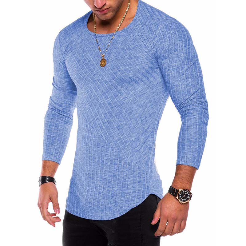 Slimfit o-hals strikkegenser for menn, ideell for et moderne og stilrent uttrykk.