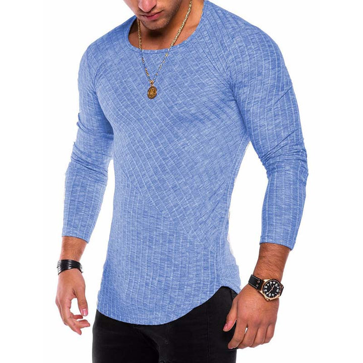 Slimfit o-hals strikkegenser for menn, ideell for et moderne og stilrent uttrykk.
