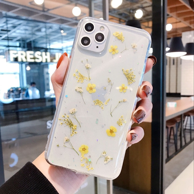 Trendsettende iPhone-deksel med ekte pressede blomster. Naturinspirert, gjennomsiktig og robust mobilbeskyttelse.