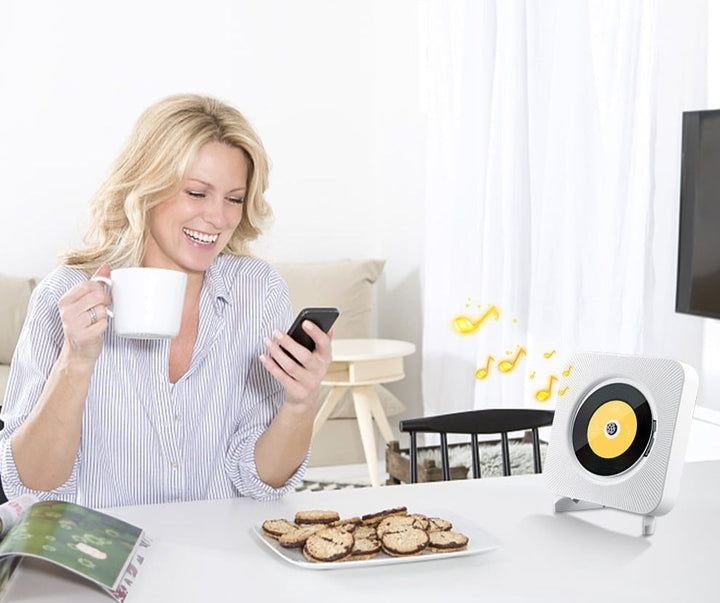Elegant hvit CD-spiller med Bluetooth-funksjon, veggmontert for plassbesparende musikk.