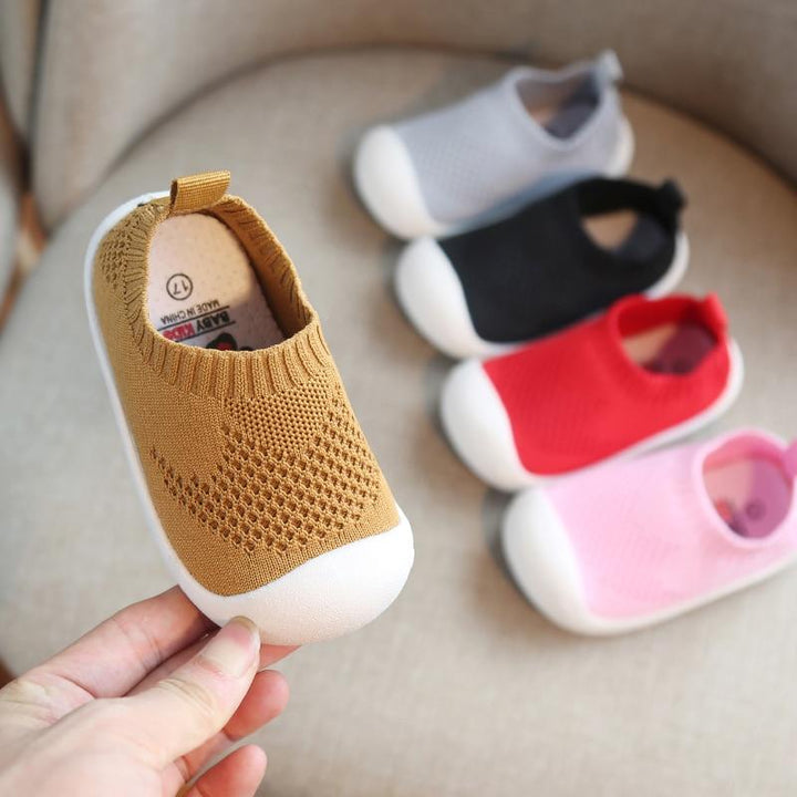 Komfortable og fleksible førstesko for baby, med sklisikker såle og pustende design.