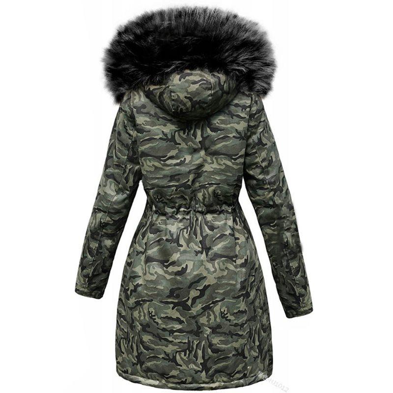 Trendy kamuflasjeparkas i militærgrønn til dame, med stilig design for vintermote.