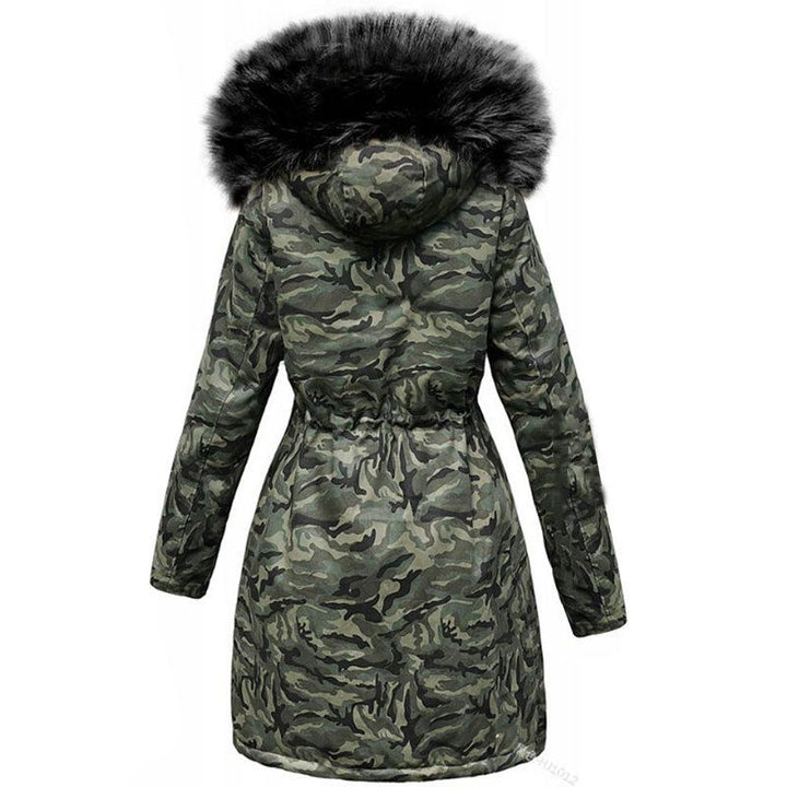 Trendy kamuflasjeparkas i militærgrønn til dame, med stilig design for vintermote.