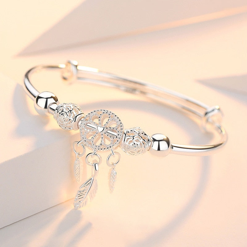Detaljert sølv armbånd med drømmefanger design, perfekt for dame.