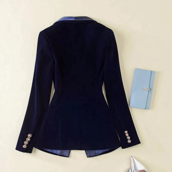 Stilig dame smokingblazer, svart med kontrasterende revers. Passer til fest, selskap og formelle anledninger.