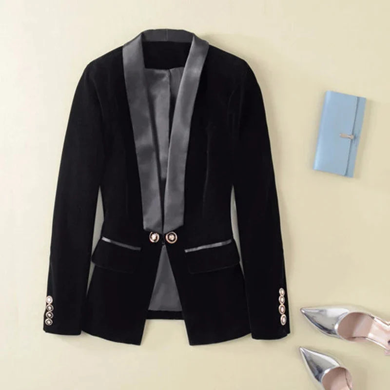 Svart elegant dame smokingblazer med skinnende kontrasterende satengrevers. Perfekt for fest.