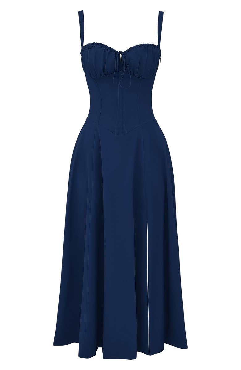 Mønstret kvinnekjole, midjeformende og elegant, for sommerlige festligheter og komfort.