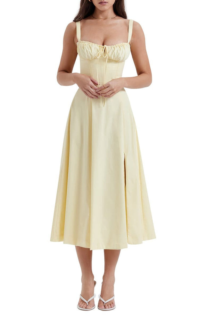 Elegant sommerkjole med midjeformende effekt, ideell for utendørsarrangementer og fester.