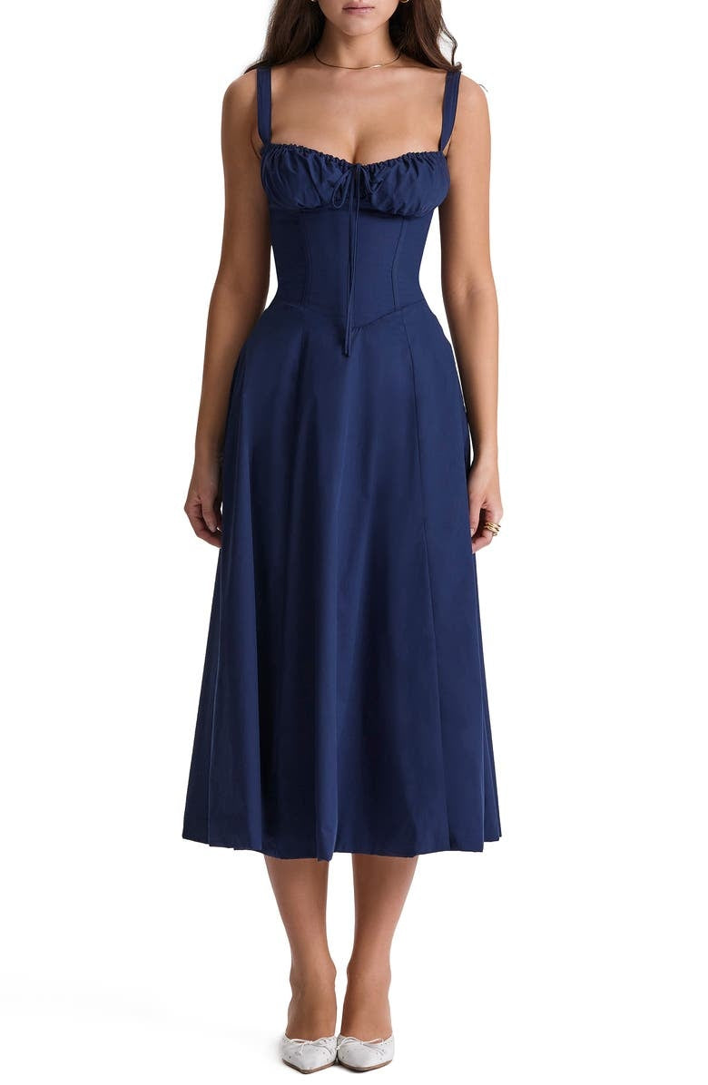 Komfortabel mønstret sommerkjole, ermeløs og midjeformende for en elegant look.