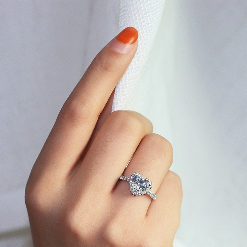 Nydelig 925 sølvring med skinnende Cubic Zirconia hjerte, perfekt som evig kjærlighetsgave.