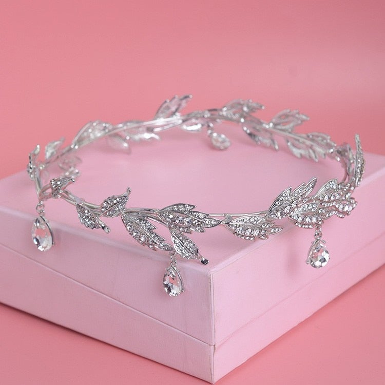 Eksklusiv krystalltiara for kvinner. Glitrende diadem som utstråler luksus og tidløs eleganse.