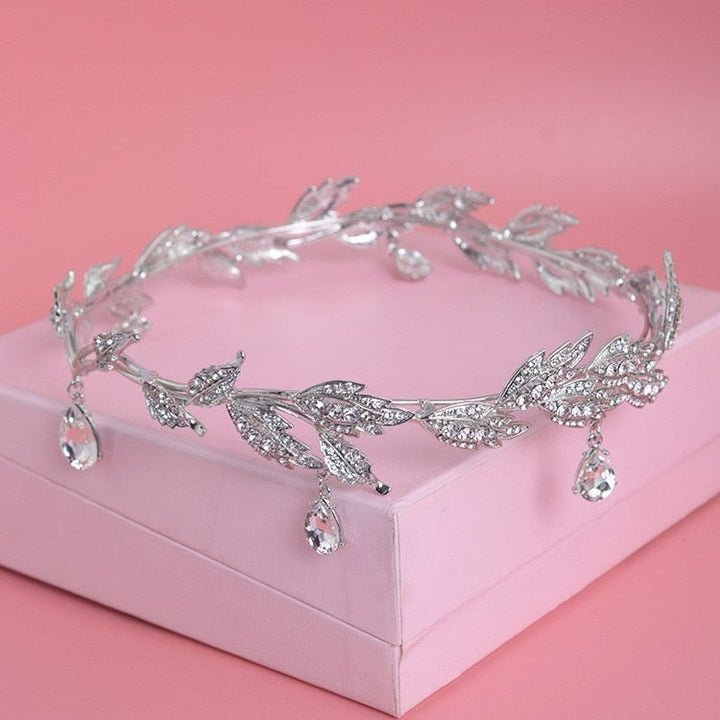 Eksklusiv krystalltiara for kvinner. Glitrende diadem som utstråler luksus og tidløs eleganse.