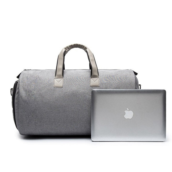 Organisert svart dufflebag for reise, separat skolomme og vanntett materiale for beskyttelse.