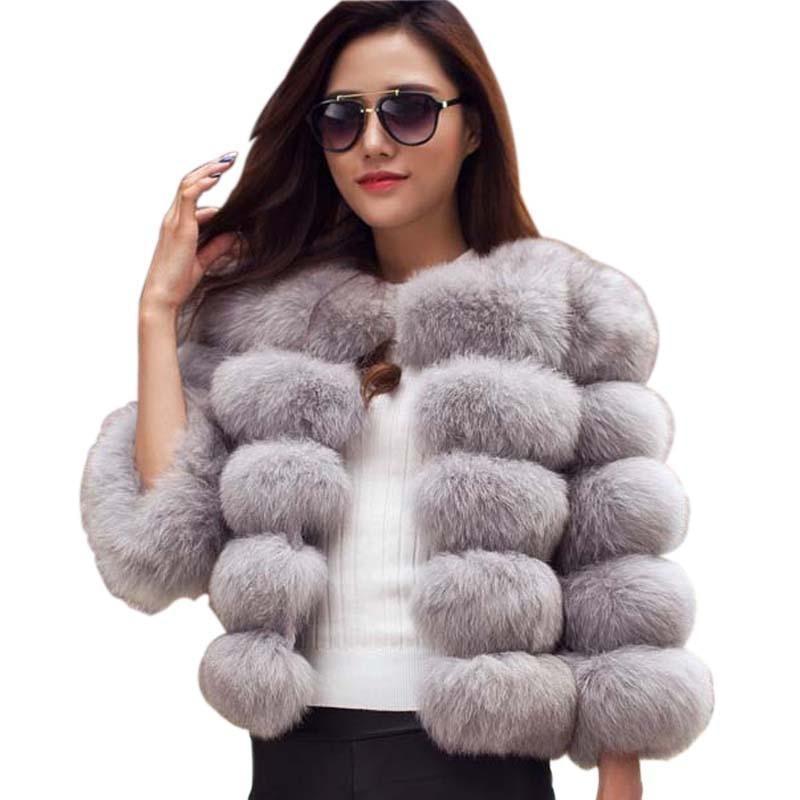 Elegant, fluffy fuskepelskåpe for kvinner. Varm vinterkåpe for stil og komfort.