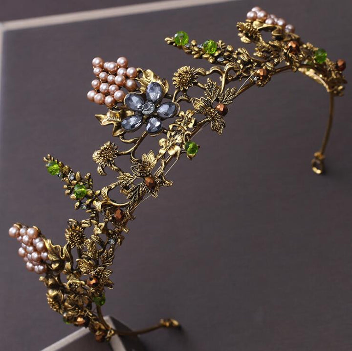 Detaljert bilde av Skogdronning tiara med intrikate bladmønstre, krystaller og perler. Unikt hårtilbehør.