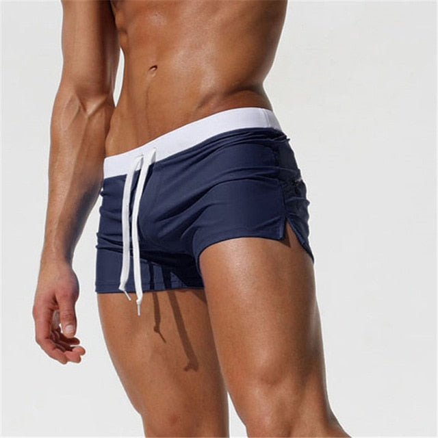 Grå hurtigtørkende badeshorts for menn, komfortabelt strandklær til sommeren.
