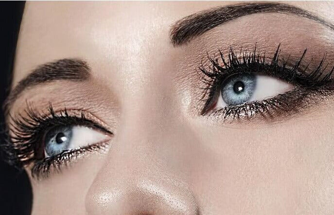 Premium 4D vannfast mascara med hypoallergenisk formel for lange, fyldige og voluminøse vipper.