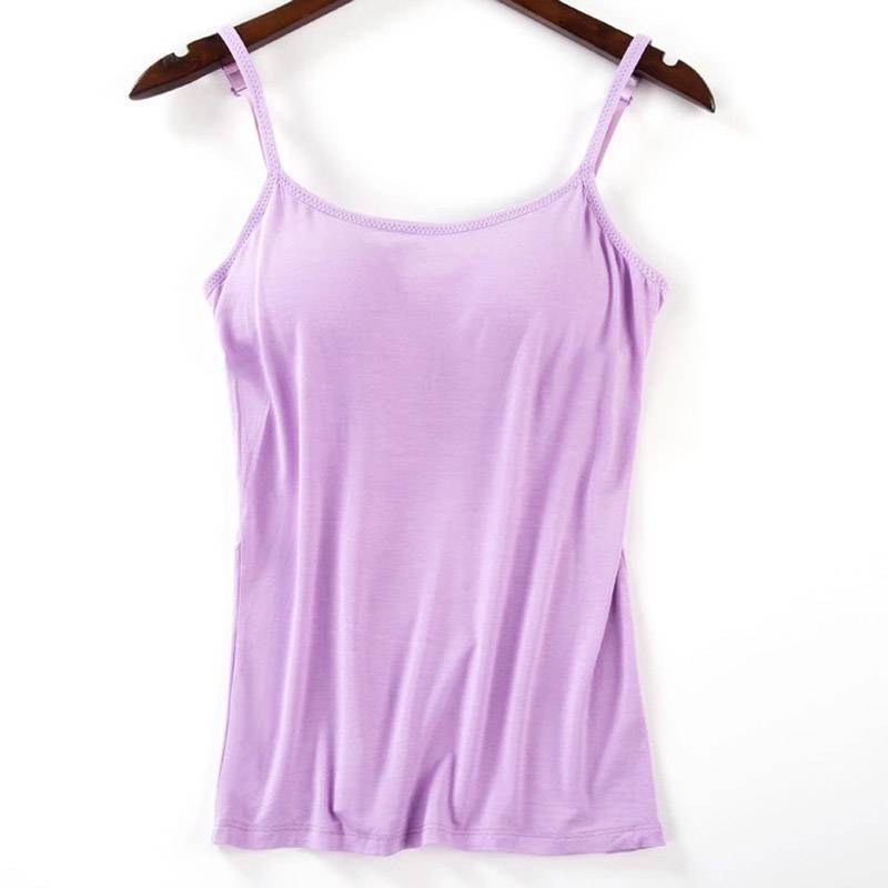 Elegant svart polstret cami for dame, ideell for lagdeling eller som en komfortabel topp.
