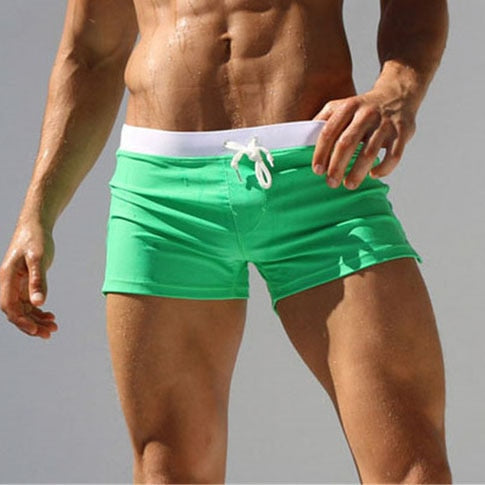 Grønn menns badeshorts, hurtigtørkende og perfekt for vannsport.