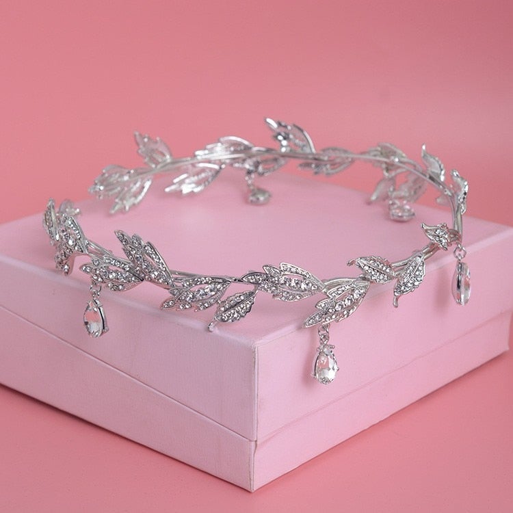 Detaljert krystalltiara for kvinner. Håndlaget hårpynt med skinnende krystaller for et prinsesse-look.