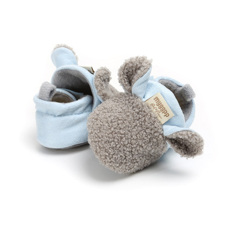 Barnesko i myk lammeull, ideelle for babyens første skritt, gir varme og komfort.