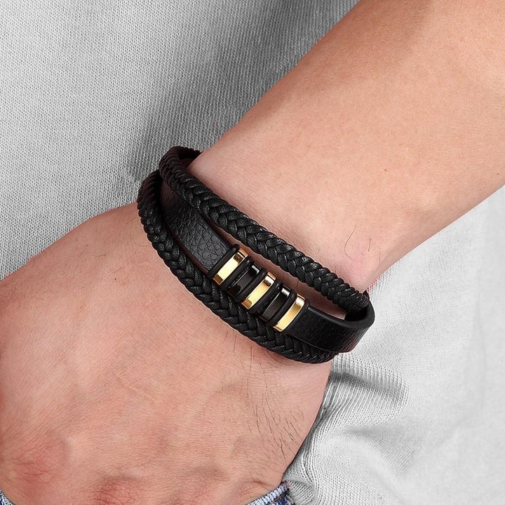 Dobbeltflettet herrearmbånd i svart skinn. Vintage stil med kraftig rustfri magnetlås. Tidløst tilbehør.