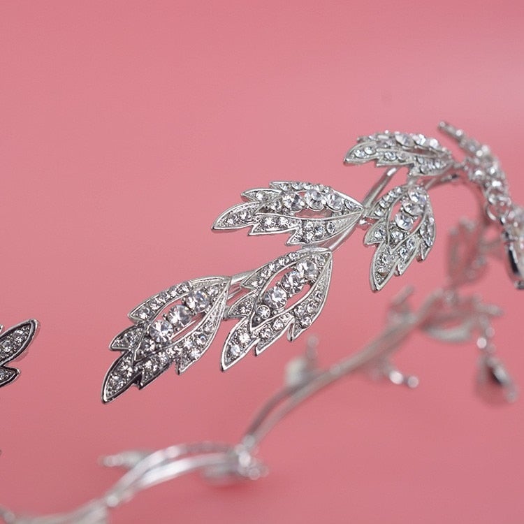 Festlig krystalltiara med glitrende design. Perfekt for bryllup, ball og andre formelle arrangementer.