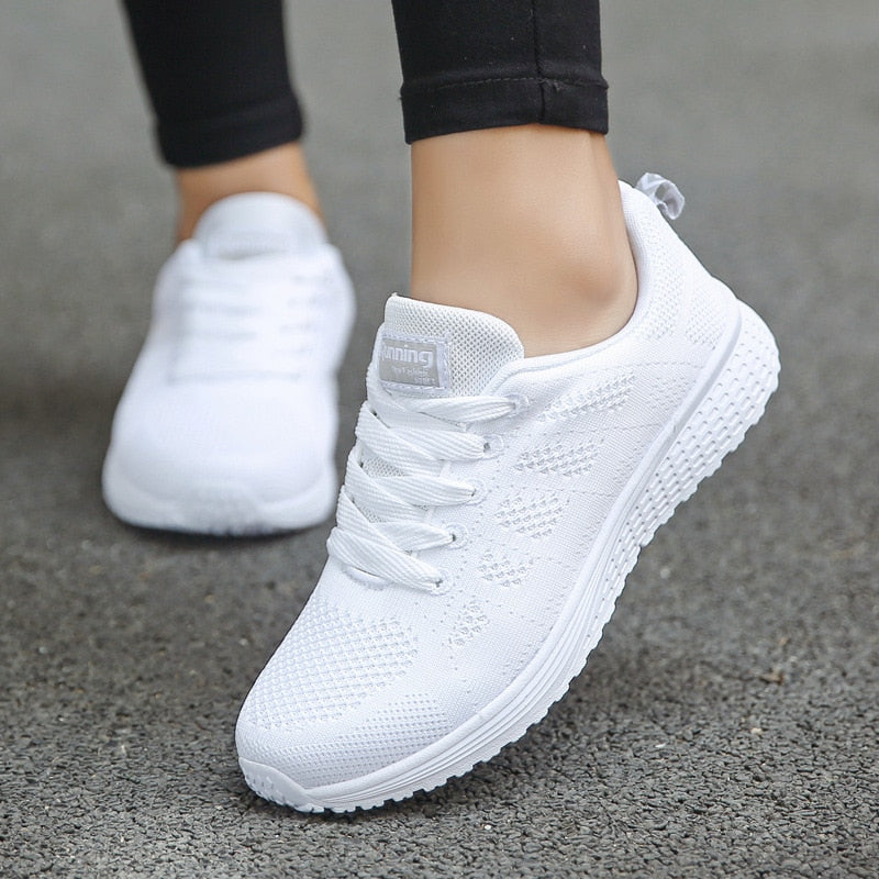 Hvite dame lettvekts sneakers for stil og komfort; perfekte hverdagssko.