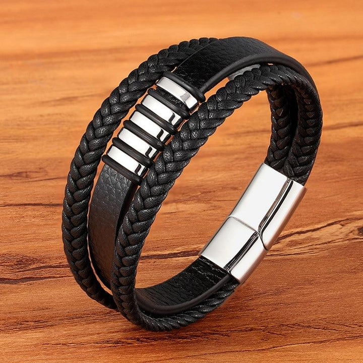 Klassisk herrearmbånd i brunt skinn. Elegant smykke for menn med magnetlås. Vintage-inspirert stil.