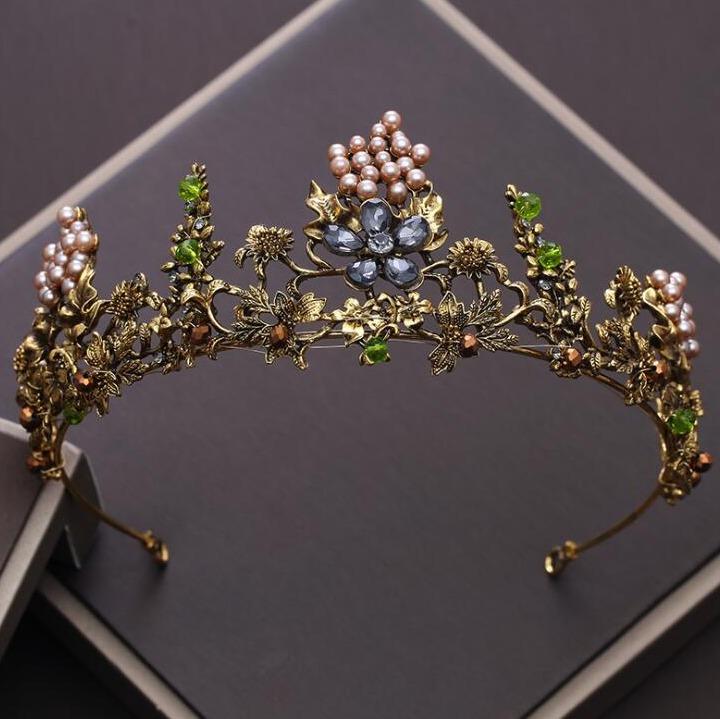 Elegant gullfarget skogdronning diadem med skinnende krystaller og perler. Vintage inspirert hårtilbehør.
