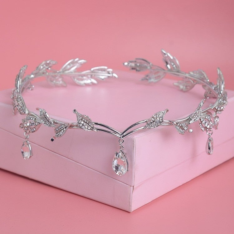 Brudetiara med skinnende krystaller. Perfekt brudehårpynt for en elegant og minneverdig dag.