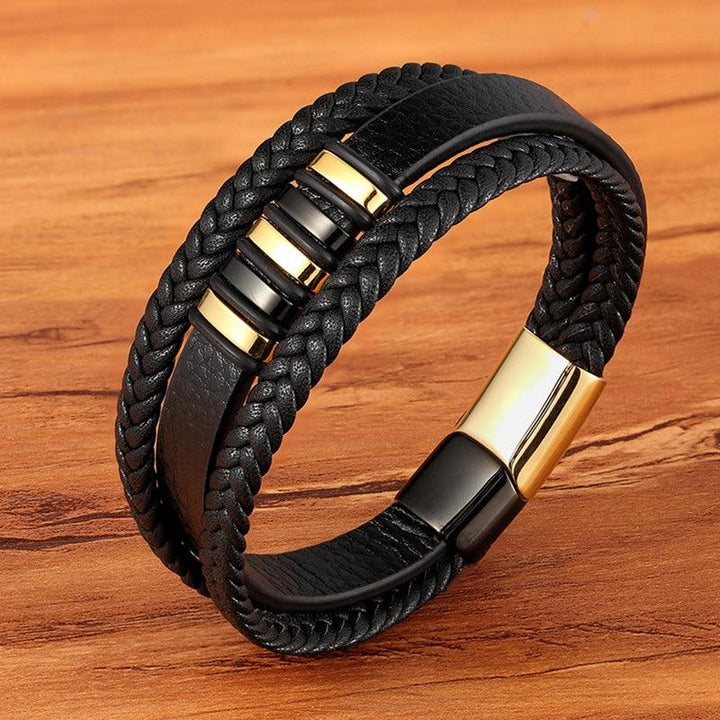 Tøft herrearmbånd i svart skinn med robust rustfritt stål magnetlås. Moderne og stilrent tilbehør.
