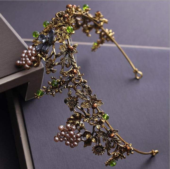 Boho-inspirert skogdronning tiara med krystaller og perler. Elegant hårtilbehør for fest og spesielle anledninger.