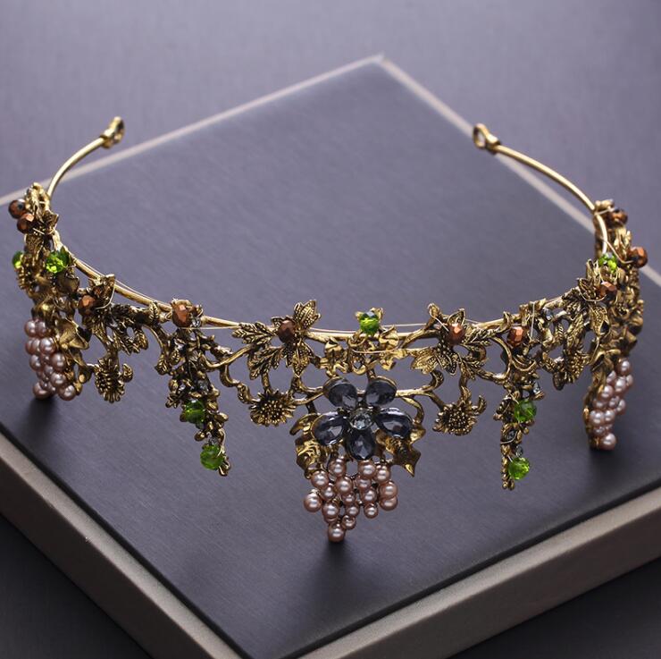 Håndlaget skogdronning tiara for kvinner. Gullfarget krone med krystaller og perler, et tidløst diadem.