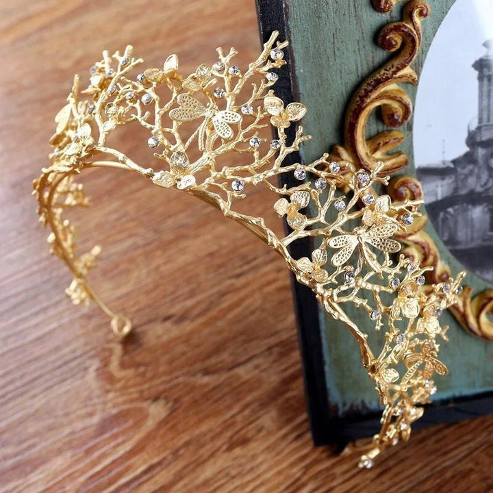 Elegant brudetiara i gull med glitrende rhinestones og detaljerte øyenstikkere. Ideelt for bryllup.