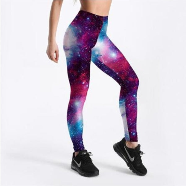 Kvinne iført fargerike galakse leggings med høy midje, flott for yoga og aktivitet.