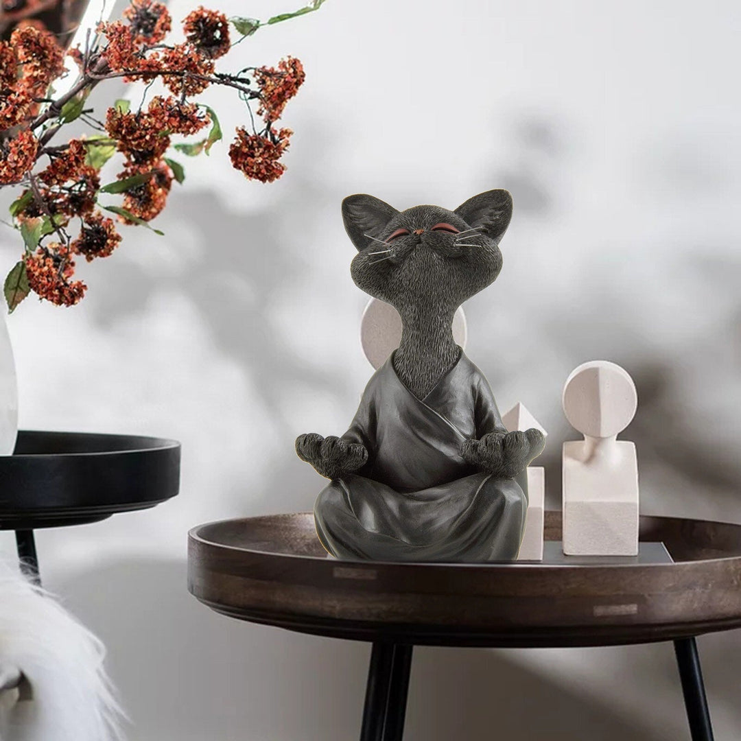 Søt Buddha-inspirert kattfigur for yoga-rom eller hjemmedekor. Fremmer ro og balanse i ethvert rom.