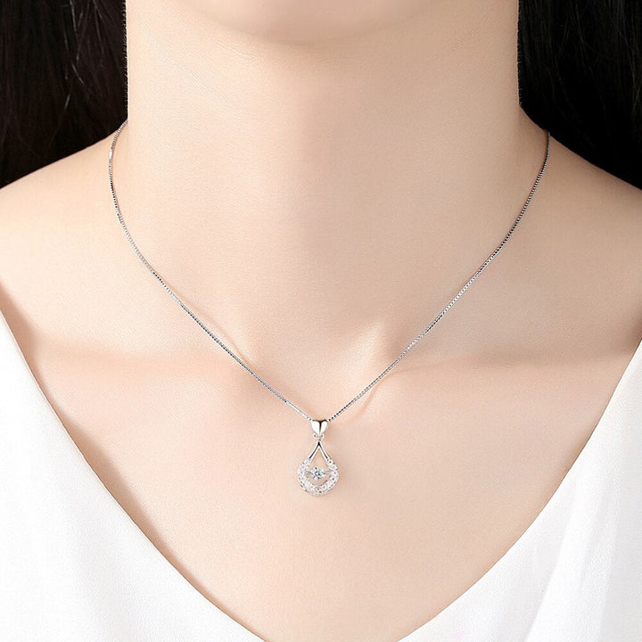 Glinsende vanndråpe halskjede med cubic zirconia krystall anheng i sølvfarget design, perfekt gave.