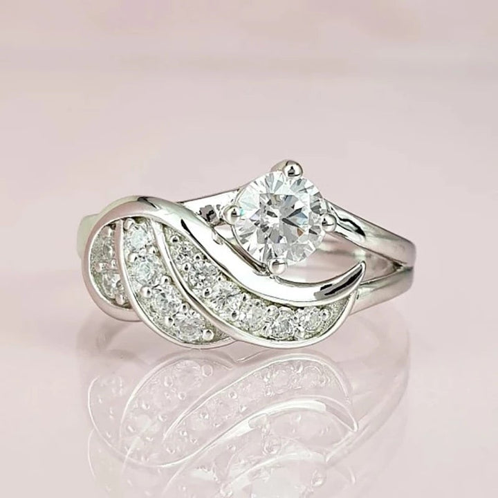 Dame smykke: Elegant ring med detaljert englevinge og mange cubic zirconia stener.