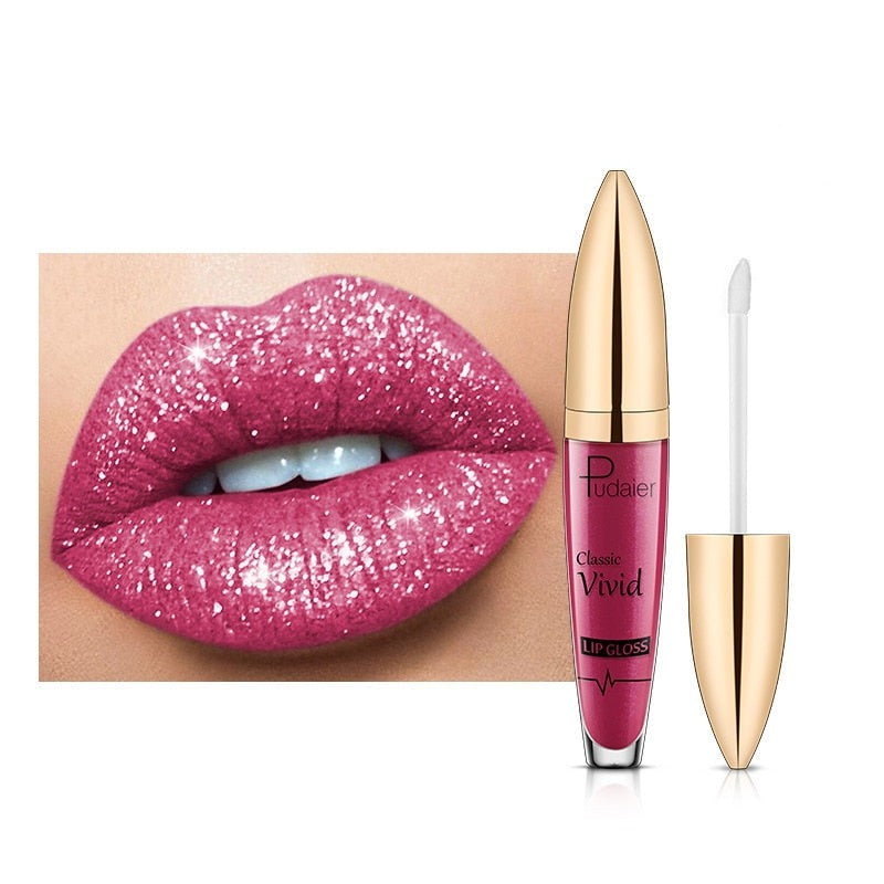 Langvarig glitter lipgloss for lepper med metallisk finish. Kvinners sminke.