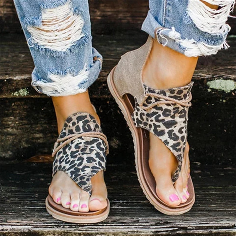 Stilige leopard dyreprint damesandaler med ankelstropp. Komfortable retro sommersandaler for kvinner.